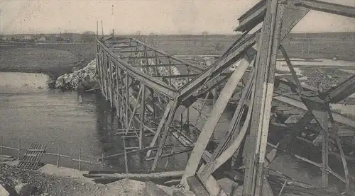 ALTE POSTKARTE DER KRIEG IM OSTEN ZERSTÖRTE EISENBAHNBRÜCKE IN JOHANNISBURG Pisz Ostpreussen Ansichtskarte cpa postcard