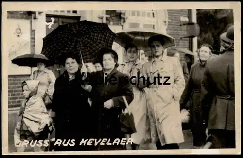 ALTE POSTKARTE GRUSS AUS KEVELAER PERSONEN MIT REGENSCHIRM umbrella parapluie Schirm AK Ansichtskarte cpa postcard