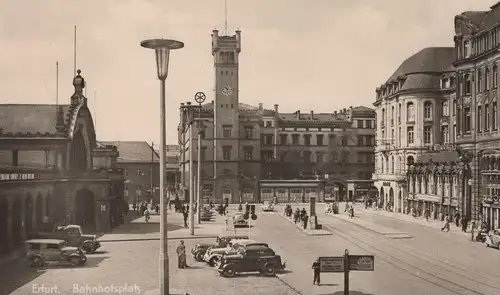 ALTE POSTKARTE ERFURT BAHNHOFSPLATZ SCHILD TAXI-PARKPLATZ Bahnhof gare station old cars cpa AK Ansichtskarte postcard