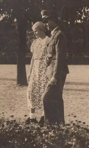 ALTE POSTKARTE IN FROHER GEMEINSCHAFT SOLDAT FELDPOST HALLE SAALE 1940 Uniform Paar couple cpa postcard AK Ansichtskarte