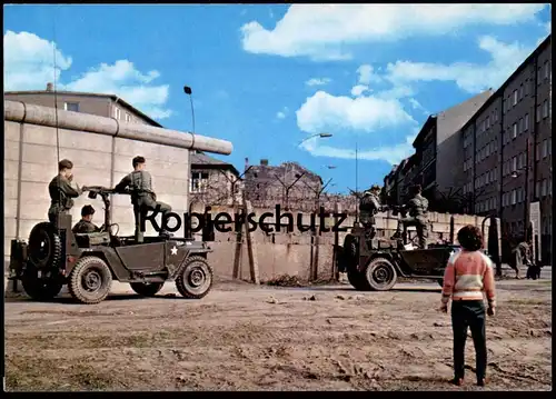 ÄLTERE POSTKARTE 1000 BERLIN DIE MAUER THE WALL LE MUR BERLINER MAUER MILITÄR SOLDATEN KIND Ansichtskarte cpa postcard