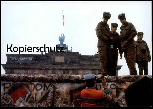 ÄLTERE POSTKARTE BERLIN BRANDENBURGER TOR VIVE L'ANARCHIE BERLINER MAUER THE WALL LE MUR SOLDAT NVA cpa postcard