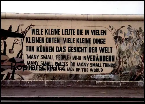 ÄLTERE POSTKARTE BERLIN MURIEL RAOUX KANI ALAVI BERLINER MAUER THE WALL LE MUR WELT VERÄNDERN cpa Ansichtskarte postcard