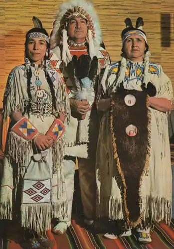 ÄLTERE POSTKARTE CREE INDIANER HÄUPTLING BÄREN-KIND & SQUAWS MUTTER UND TOCHTER Indian Indians Indien Feather headdress