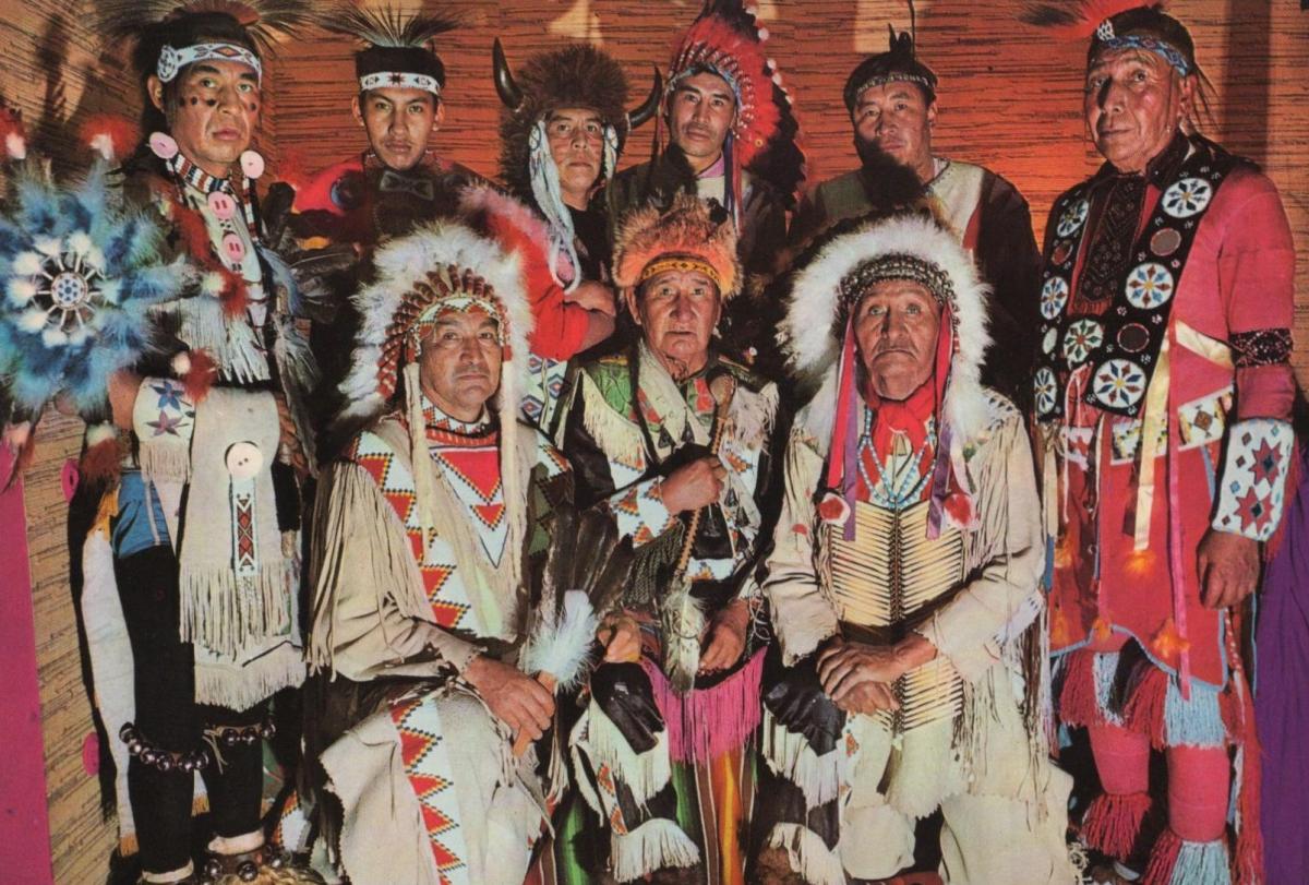 POSTKARTE INDIANER HÄUPTLINGE BEIM KRIEGSRAT medicine man quack Indian
