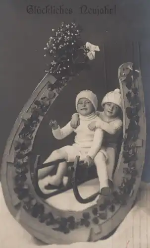ALTE POSTKARTE GLÜCKLICHES NEUJAHR KINDER AUF SCHLITTEN HUFEISEN enfants children luge sleigh postcard AK Ansichtskarte