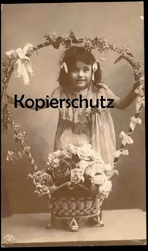 ALTE POSTKARTE MÄDCHEN MIT BLUMENBOGEN KORB ROSE KIND child enfant children  girl Ansichtskarte postcard cpa
