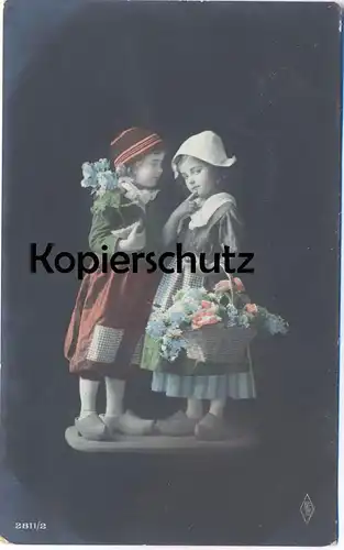 ALTE POSTKARTE KINDER KORB MIT BLUMEN TRACHT HOLZSCHUHE child enfant Kind children girl enfants Ansichtskarte postcard