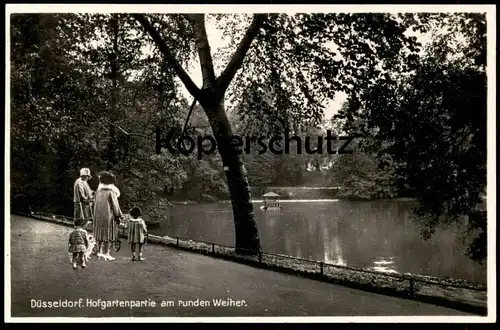 ALTE POSTKARTE DÜSSELDORF HOFGARTENPARTIE AM RUNDEN WEIHER FOTOMONTAGE FAMILIE Hund dog children Kinder chien montage