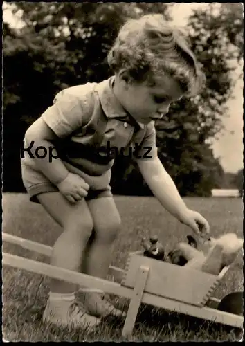 ÄLTERE POSTKARTE KIND JUNGE MIT SPIELZEUG DDR boy Bär Teddy ours cpa Foto Kretschmer Leipzig AK Ansichtskarte postcard