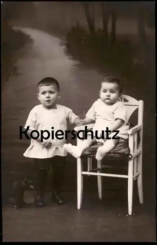 ALTE FOTO POSTKARTE KINDER BÄR LINKS UNTEN AUF AK Kind Baby enfants children bear ours photo cpa Ansichtskarte postcard