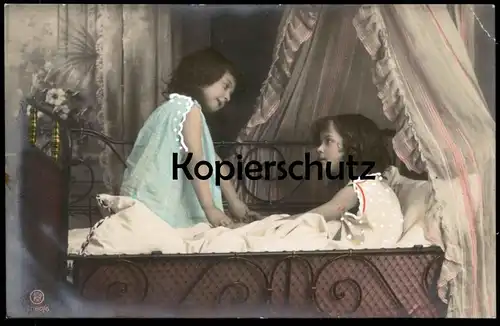 ALTE POSTKARTE ZWEI KINDER MÄDCHEN BETT WIEGE FILIGRANE WEISSE FARBTUPFER girls enfants femmes bed AK cpa postcard