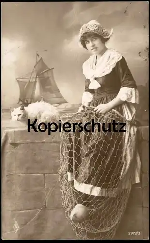 ALTE POSTKARTE FRAU IN TRACHT MIT FISCHERNETZ KATZE cat chat Lehrstunde Schreibmaschine Kreuzburg typewriter postcard AK