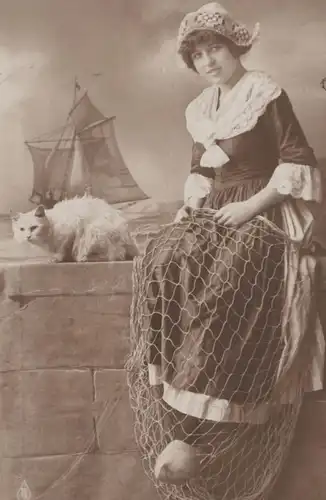 ALTE POSTKARTE FRAU IN TRACHT MIT FISCHERNETZ KATZE cat chat Lehrstunde Schreibmaschine Kreuzburg typewriter postcard AK