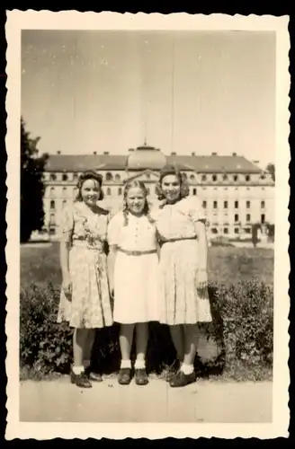ALTES ORIGINAL FOTO IN DONAUESCHINGEN AUGUST 1943 Frauen & Kind vor dem Schloss Kleider women child chateau castle photo
