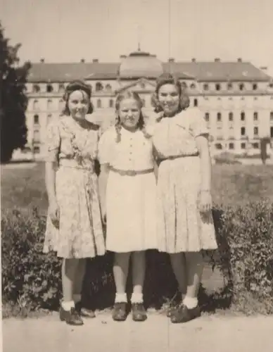 ALTES ORIGINAL FOTO IN DONAUESCHINGEN AUGUST 1943 Frauen & Kind vor dem Schloss Kleider women child chateau castle photo