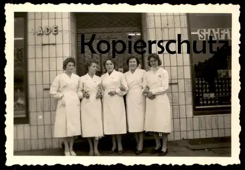 ALTES ORIGINAL FOTO AHAUS KONSUM SUPERMARKT VERKÄUFERINNEN VERKÄUFERIN LEBENSMITTEL SAFT KONSERVEN PHOTO 9 cm x 6,2 cm