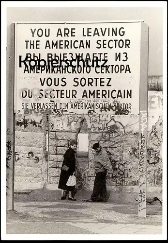 ÄLTERE POSTKARTE BERLIN NACH DEM 9.11.1989 BERLINER MAUER WALL AMERICAN SECTOR mur Ehepaar couple postcard Ansichtskarte