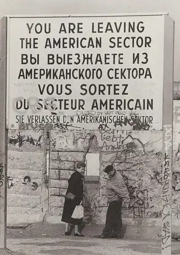 ÄLTERE POSTKARTE BERLIN NACH DEM 9.11.1989 BERLINER MAUER WALL AMERICAN SECTOR mur Ehepaar couple postcard Ansichtskarte