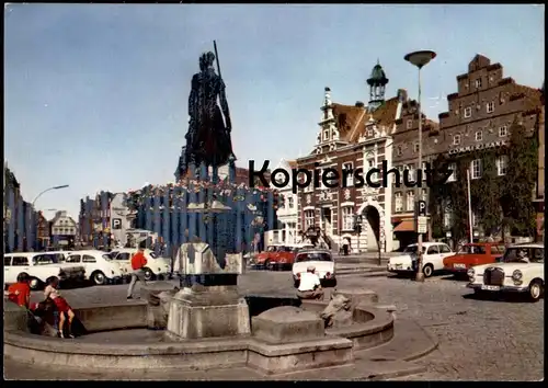 ÄLTERE POSTKARTE HUSUM MARKTPLATZ MIT TINE Denkmal monument VW Mercedes Opel Auto Autos car cars postcard cpa AK
