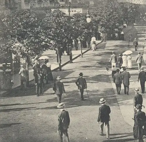 ALTE POSTKARTE KARLSBAD AM EINGANG DER ALTEN WIESE Karlovy Vary Ceska Republika Personen Hut hat chapeau umbrella cpa AK