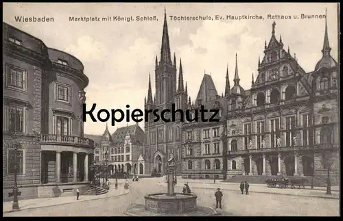 ALTE POSTKARTE WIESBADEN MARKTPLATZ  MIT KÖNIGLICHEM SCHLOSS TÖCHTERSCHULE EVANGELISCHER HAUPTKIRCHE RATHAUS UND BRUNNEN