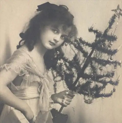 ALTE POSTKARTE WEIHNACHTEN KIND MIT CHRISTBAUM christmas tree arbre de noel enfant jeune femme girl child cpa postcard