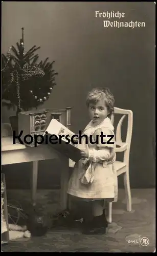ALTE POSTKARTE WEIHNACHTEN KIND MIT BUCH PUPPENHAUS christmas maison de poupées doll's house femme young girl child