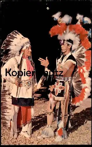 POSTKARTE CHIEF AND SON IN TRIBAL DRESS INDIANS Indianer Indian Indien Kopfschmuck feather headdress postcard cpa AK