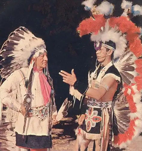 POSTKARTE CHIEF AND SON IN TRIBAL DRESS INDIANS Indianer Indian Indien Kopfschmuck feather headdress postcard cpa AK