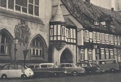 ÄLTERE POSTKARTE CELLE VATERLÄNDISCHES MUSEUM MIT STADTKIRCHE IM HINTERGRUND Fiat Mercedes VW Autos cars Ansichtskarte