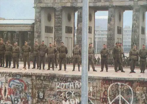 ÄLTERE POSTKARTE BERLIN BRANDENBURGER TOR DIE MAUER MUSS WEG SOLDATEN CHUTE DU MUR WALL Soldier Soldat Graffiti grafiti