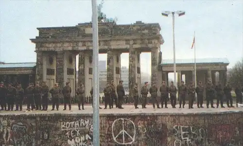 ÄLTERE POSTKARTE BERLIN BRANDENBURGER TOR DIE MAUER MUSS WEG SOLDATEN CHUTE DU MUR WALL Soldier Soldat Graffiti grafiti