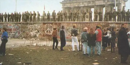 ÄLTERE POSTKARTE BERLIN BRANDENBURGER TOR DIE MAUER MUSS WEG SOLDATEN CHUTE DU MUR WALL Soldier Soldat Graffiti grafiti