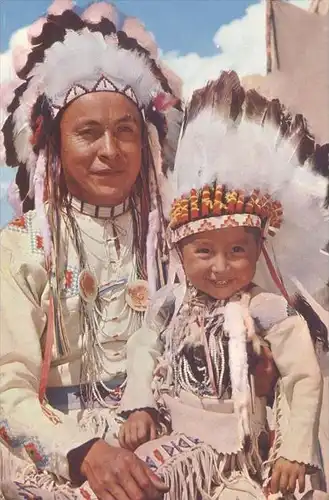 POSTKARTE INDIAN CHIEF & PAPOOSE Indianer Indians Indien Kopfschmuck feather headdress coiffe child enfant Kind postcard