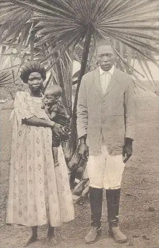 ALTE POSTKARTE KAMERUN CHRISTLICHER HÄUPTLING MIT FRAU UND KIND PALLOTTINERMISSION Cameroun Cameroon family Pallottiner