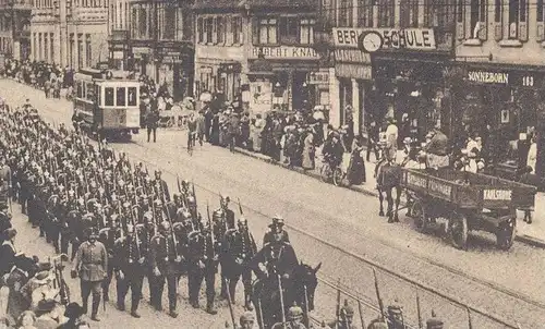 ALTE POSTKARTE KARLSRUHE KAISERSTRASSE MILITÄR PARADE FUHRWERK BRAUEREI MONINGER Sonneborn Schule Tramway Tram cpa