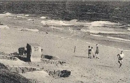 ÄLTERE POSTKARTE WYK AUF FÖHR SÜDSTRAND EHEPAAR PERSONEN Strand plage beach cpa postcard AK Ansichtskarte