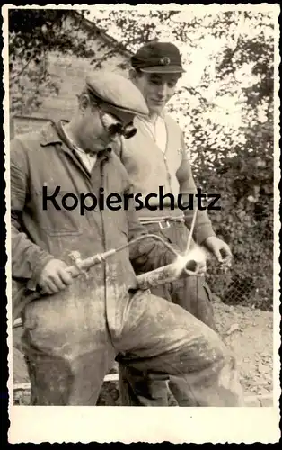 FOTO POSTKARTE LEVERKUSEN STRASSENBAU SCHWEISSER road building Arbeiter plombier welder worker ouvrier photo postcard AK