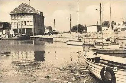 ÄLTERE POSTKARTE KARLSHAGEN USEDOM KONSUM-LANDWARENHAUS FISCHERHAFEN STRAND Bateau de peche Fischerboot fishing boat cpa