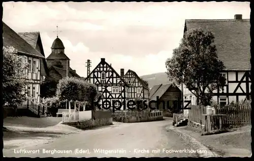 ÄLTERE POSTKARTE BERGHAUSEN EDER WITTGENSTEIN KIRCHE MIT FACHWERKHÄUSERN Fachwerk Bauernhaus Bad Berleburg postcard