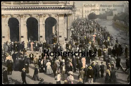 ALTE POSTKARTE KARLSBAD MÜHLBRUNN COLONNADE TRINKZEIT Karlovy Vary Ceska Republika Personen Hut hat chapeau Kollonade AK