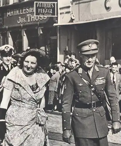 ALTE POSTKARTE LUXEMBOURG 20. Juni 1951 OP WEG NAAR DE KRANSLEGGING MONUMENT KONING Thoss Luxemburg Nederland Koningin