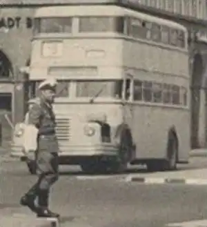 ÄLTERE POSTKARTE BERLIN UNTER DEN LINDEN ECKE FRIEDRICHSTRASSE VOLKSPOLIZEI Polizei police officer uniform Eilsendung