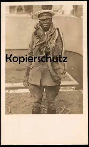 ALTE POSTKARTE NÈGRE SERPENT serpents negro with snake snakes Afrikaner mit Schlangen Schlange uniform Afrika africa cpa