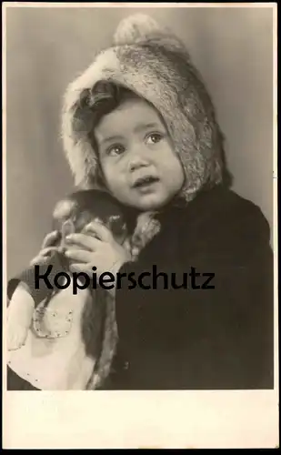 ALTE FOTO POSTKARTE KIND PELZ & SPIELZEUG-PUPPE FOTO KLEU NEUSS Schildkröt ? poupée doll child fur fourrure toy photo AK