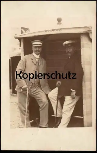 ALTE FOTO POSTKARTE BORKUM 1908 ZWEI HERREN MÄNNER IM STRANDKORB HUT SAKKO GEHSTOCK carte cpa photo hat cap casquette