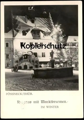 ALTE POSTKARTE PÖSSNECK RATHAUS MIT MARKTBRUNNEN IM WINTER WEIHNACHTEN THÜRINGEN Auto Schnee Ansichtskarte postcard cpa