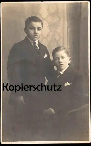 ALTE FOTO POSTKARTE ZWEI KINDER GESCHWISTER BRÜDER Kind children kids child enfant enfants pupil boy boys cpa photo