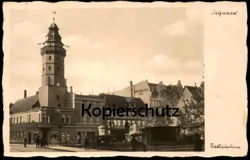 ALTE POSTKARTE SALZWEDEL RATHAUSTURM 1935 HOTEL SCHWARZER ADLER COMMERZ- & PRIVATBANK Litfasssäule Rathaus Turm Denkmal